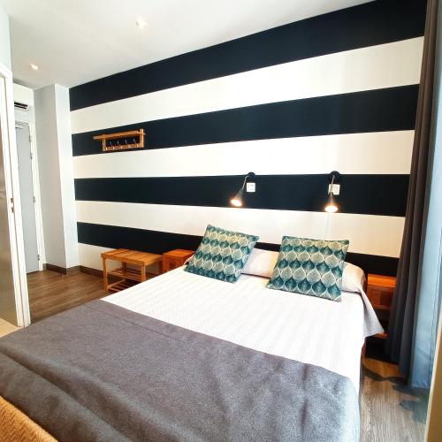 Una cama o camas en una habitación de H33 Hôtel