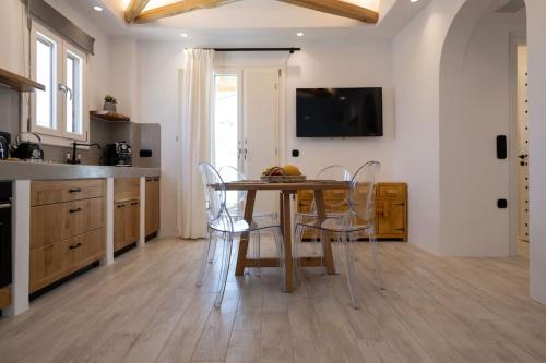 a kitchen with a table and chairs in a room at Gallantry apartment in Galanado