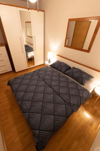 a bedroom with a large bed with a mirror at Sailors Lodge - 3 min to beach in Pula