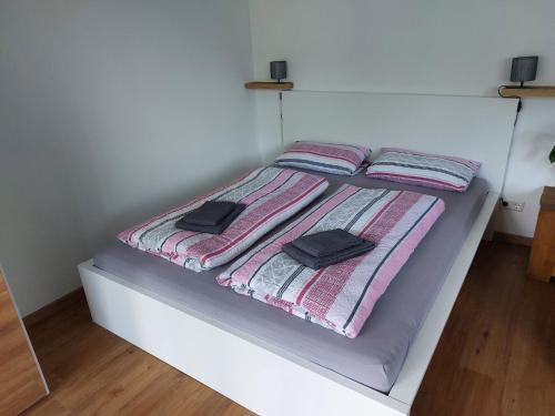 ein Bett mit zwei Kissen darauf in einem Schlafzimmer in der Unterkunft Ferienwohnung Moselliebe in Lehmen