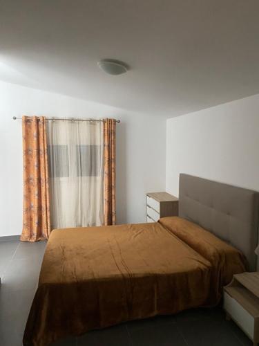 une chambre avec un lit et une fenêtre avec des rideaux dans l'établissement Résidence 