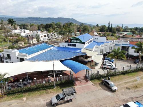 an overhead view of a building with a swimming pool at Hotel Catama Inn in Fusagasuga