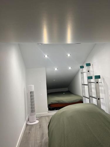 Une chambre avec un lit et une petite chambre avec dans l'établissement Maison Centre Brem avec vue sur la côte, à Brem-sur-Mer