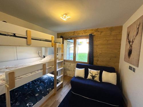 une chambre avec deux lits superposés et un canapé dans l'établissement Les Saisies - Appart 3P avec parking, balcon & WIFI - FR-1-293-376, à Hauteluce