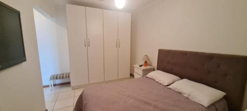 Postel nebo postele na pokoji v ubytování 3 dormitórios, com excelente localização, vista para a Praça Flávio Boianoviski e para o mar
