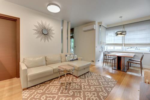 a living room with a couch and a table at Luxury Willa Morska by Grand Apartments in Sopot