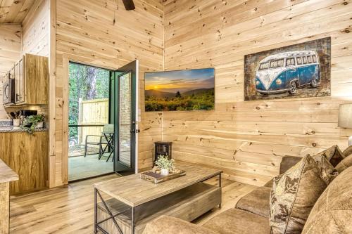 Χώρος καθιστικού στο Quaint Villa, Pickleball Court, Creek, WIFI, Mountain Views, Starting at 79"