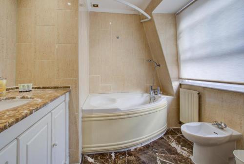 Koupelna v ubytování Streathem Hotel