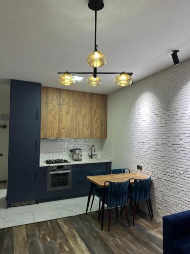 y cocina con mesa, sillas y fogones. en NBG tower, en Batumi