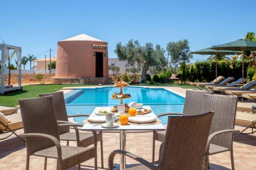 Πισίνα στο ή κοντά στο Al Karob Yoga Boutique Hotel