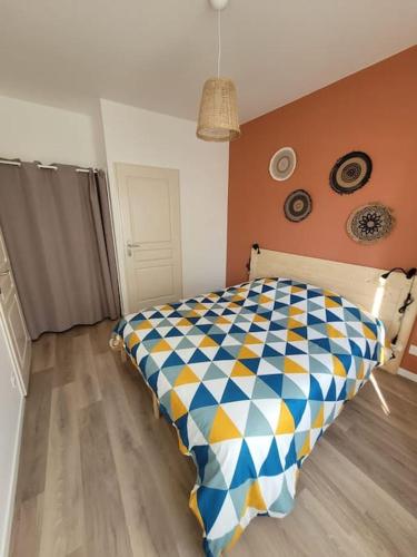 - une chambre avec un lit bleu dans l'établissement Logement centre le bugue, au Bugue