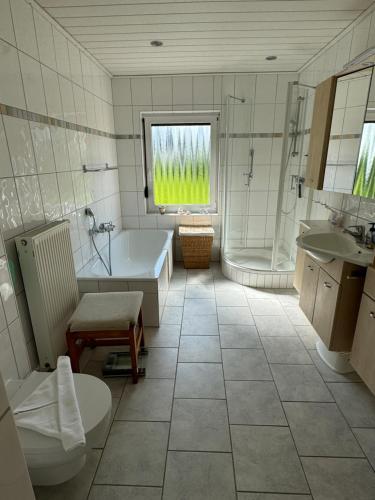 a bathroom with a tub and a toilet and a sink at Haus Seehunde im Büsumer Kurviertel in Büsum