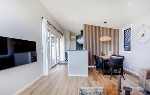 TV/trung tâm giải trí tại 2 Bedroom Nice Home In Voorthuizen