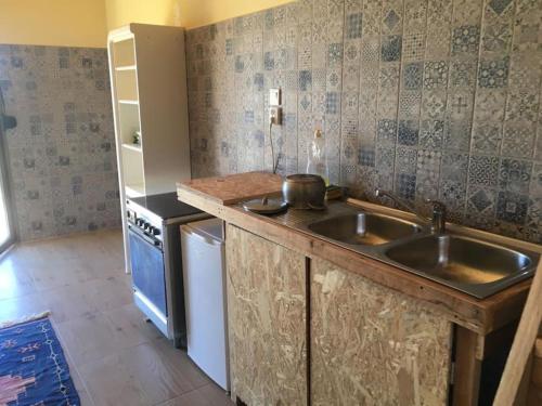 a kitchen with a sink and a stove at Villa Mezanine in Santarém