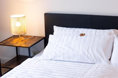 Кровать или кровати в номере ME LIVING Bad Pyrmont Innenstadt 10 Meter Balkon