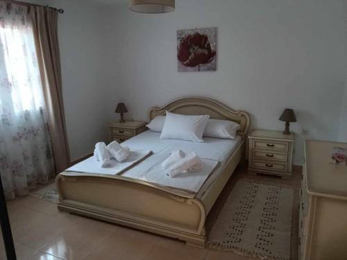 una camera da letto con un letto con due asciugamani sopra di Yellow House a Eleftheroúpolis