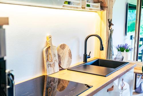 ジークスドルフにあるFerienwohnung Chiemgau Nestのキッチン(シンク、カウンタートップ付)