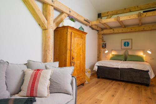ジークスドルフにあるFerienwohnung Chiemgau Nestのベッドとソファのあるリビングルーム