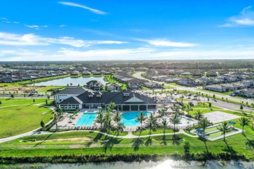 eine Luftaufnahme eines Resorts mit Swimmingpool in der Unterkunft Beautiful Home in Paradise in Gateway