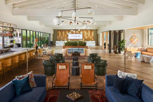 eine Lobby mit Sofas und einer Bar in der Unterkunft Town and Country San Diego in San Diego
