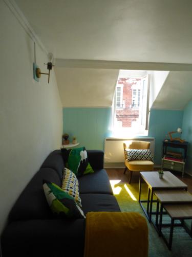 un salon avec un canapé et une table dans l'établissement Chez Suzie, au Tréport