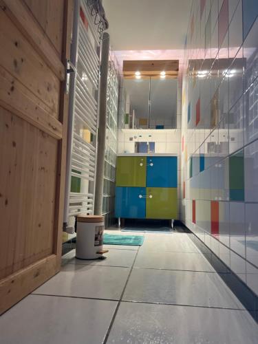 - une salle de bains avec du carrelage coloré sur les murs dans l'établissement La grande maison de la campagne, au pieds des Pyrénées Ariégeoises, à Arignac