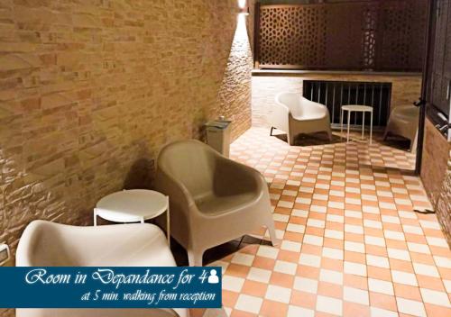 a waiting room with chairs and a fireplace at Bed & Breakfast Medea in Naples