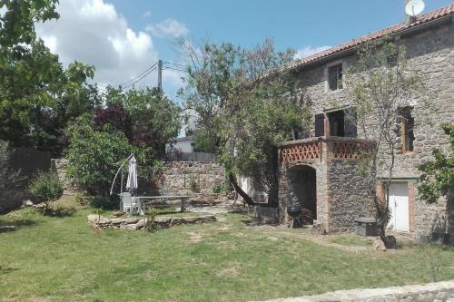 Photo de la galerie de l'établissement Maison de charme avec piscine - Sud Ardèche, à Saint-Étienne-de-Fontbellon