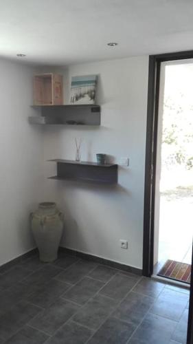 Photo de la galerie de l'établissement Maison de charme avec piscine - Sud Ardèche, à Saint-Étienne-de-Fontbellon