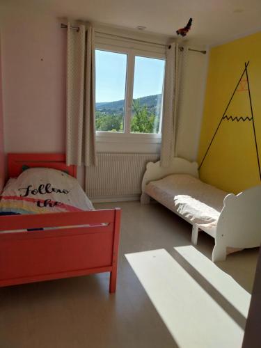 une petite pièce avec un lit et une fenêtre dans l'établissement Villa familliale idéale pour les enfants, à Manosque
