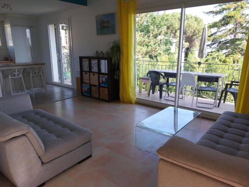 un salon avec un canapé et une table dans l'établissement Villa familliale idéale pour les enfants, à Manosque