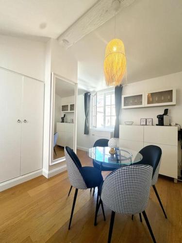 une salle à manger avec une table et des chaises en verre dans l'établissement Studio intra-muros, avec vélos !, à Avignon