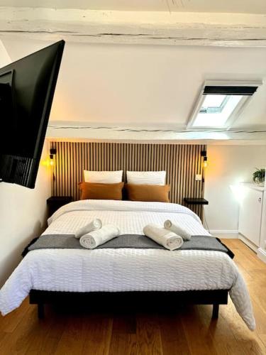 une chambre avec un lit avec deux serviettes dessus dans l'établissement Studio intra-muros, avec vélos !, à Avignon