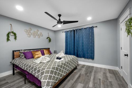 a bedroom with a bed and a ceiling fan at Cozy 1BR King Bed with Pool and Free Park in Houston