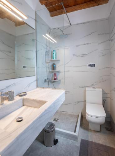 Ένα μπάνιο στο Miamis Villas Mykonos I