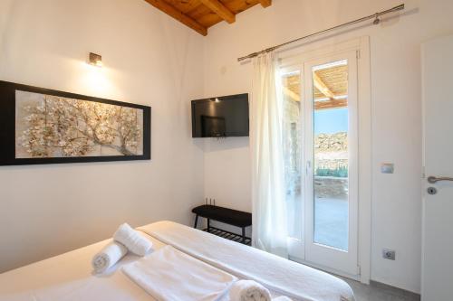 Ένα ή περισσότερα κρεβάτια σε δωμάτιο στο Miamis Villas Mykonos I