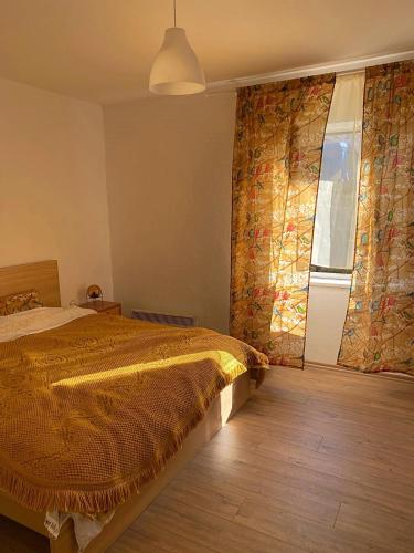 シニにあるApartment Cozy Sinjのベッドと大きな窓のある寝室