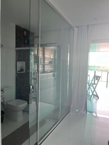 リオデジャネイロにあるPousada Seven Sunset Club Marambaiaのバスルーム(ガラス張りのシャワー、トイレ付)
