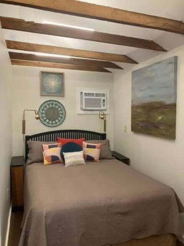 Postel nebo postele na pokoji v ubytování Extended Stay Tiny Home