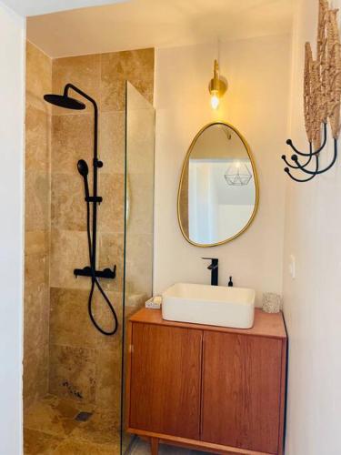a bathroom with a sink and a shower with a mirror at Paradise Beach Impressive 2 bedrooms seafront in Baie Nettle