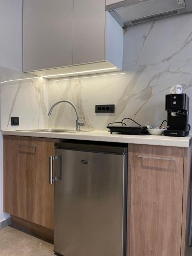 Una cocina o cocineta en Voula Hotel