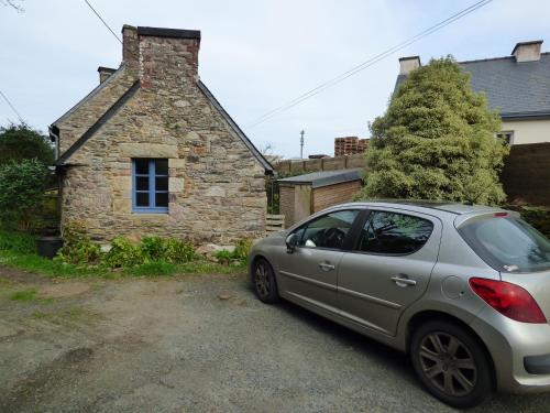 une voiture garée devant une maison en pierre dans l'établissement Maison de charme à 500m du port, à Paimpol