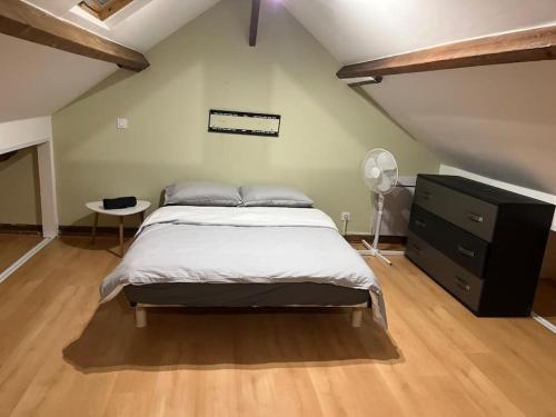 une chambre avec un grand lit et une commode dans l'établissement Magnifique maison avec extérieur, à Aulnay-sur-Mauldre