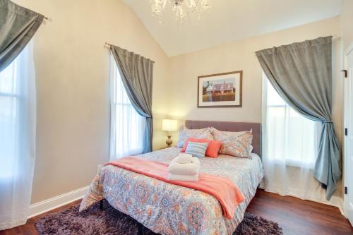 サバンナにあるChic Thomas Square Home in Walkable Location!のベッドと2つの窓がある寝室