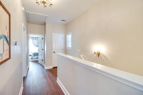 サバンナにあるChic Thomas Square Home in Walkable Location!の白壁の廊下