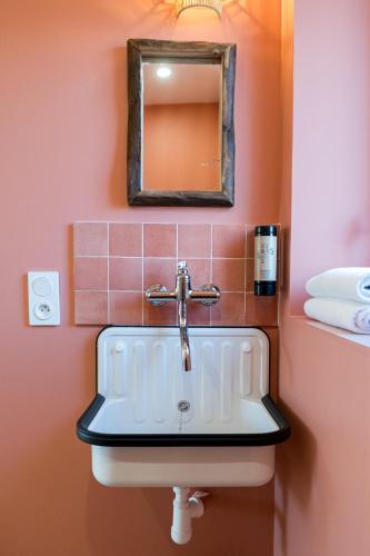 a bathroom with a sink and a mirror at Villa Robs - Appartements tout confort, TV connectée, Haut débit, Localisation idéale - Courts séjours & Affaires in Caen