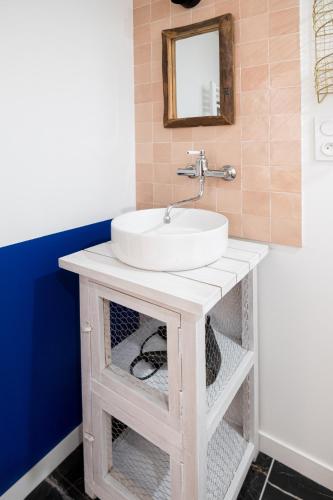 a bathroom with a sink and a mirror at Villa Robs - Appartements tout confort, TV connectée, Haut débit, Localisation idéale - Courts séjours & Affaires in Caen