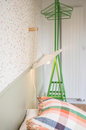a bedroom with a bed and a green ladder at Villa Robs - Appartements tout confort, TV connectée, Haut débit, Localisation idéale - Courts séjours & Affaires in Caen
