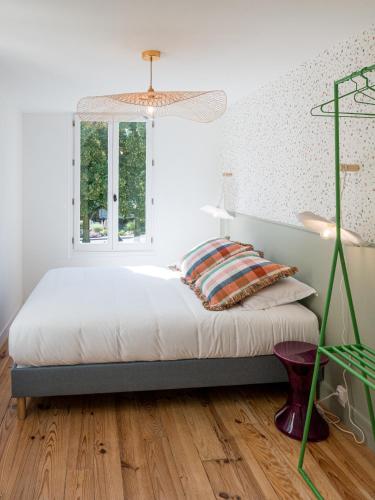 a bedroom with a bed and a window at Villa Robs - Appartements tout confort, TV connectée, Haut débit, Localisation idéale - Courts séjours & Affaires in Caen