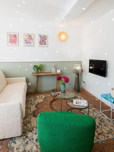 a living room with a couch and a table at Villa Robs - Appartements tout confort, TV connectée, Haut débit, Localisation idéale - Courts séjours & Affaires in Caen